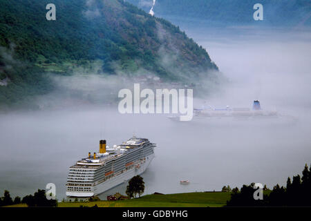 Croisière dans le brouillard du Geirangerfjord, Norvège Banque D'Images