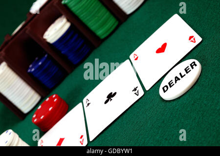 Pile de cartes et des jetons de poker et bouton dealer sur fond vert. Banque D'Images