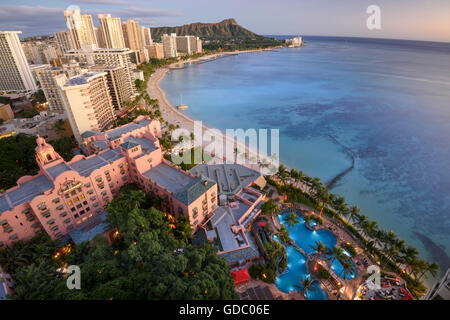 USA, Hawaii, Oahu, Honolulu, Waikiki Sheraton Waikiki,vue de Diamond Head,à la recherche au Royal Hawaiian, a Luxury Collection Banque D'Images