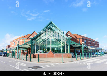 Vue de la face d'un grand supermarché Morrison's photographié contre un ciel bleu à Blackpool, lancashire, uk Banque D'Images