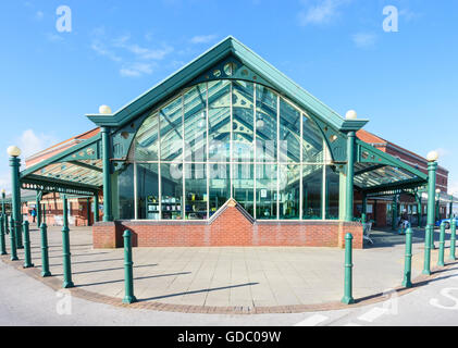 Vue de la face d'un grand supermarché Morrison's photographié contre un ciel bleu à Blackpool, Lancashire, UK Banque D'Images