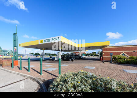 Voitures plein de carburant à une station essence de supermarché Morrisons dans Blackpool, Lancashire, UK Banque D'Images