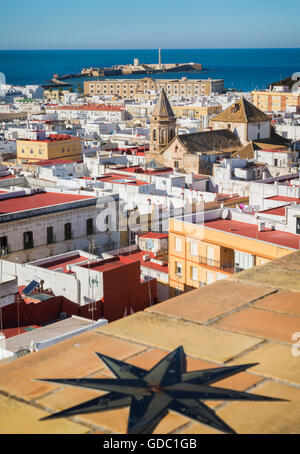 Cadix, Costa de la Luz, Province de Cadiz, Andalousie, Espagne du sud. Vue sur les toits de la vieille ville Banque D'Images