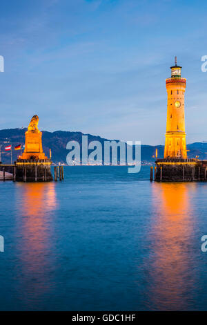 Harbour,Port,phare et lion bavarois bavarois,Lindau,Allemagne,l'Europe Banque D'Images