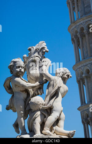 Pise, Pise Provence, Toscane, Italie. La Fontana dei Putti, ou chérubin fontaine en face de la tour penchée de Pise. Banque D'Images