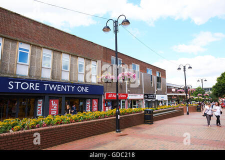 Boutiques le long de tous les Saints Square Bedworth Warwickshire West Midlands UK Banque D'Images