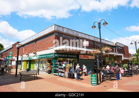 Boutiques le long de tous les Saints Square Bedworth Warwickshire West Midlands UK Banque D'Images