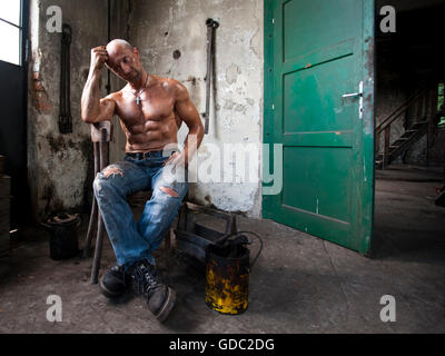 Culte du corps,concepts,hard,guy,la sueur,homme,force,les travailleurs,les muscles,s'asseoir Banque D'Images