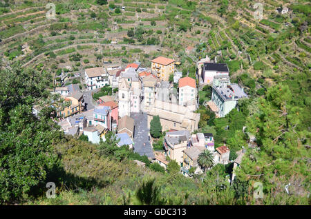 La populaire,et village isolé de Manarola dans les Cinque Terre, sur la côte ligurienne Banque D'Images