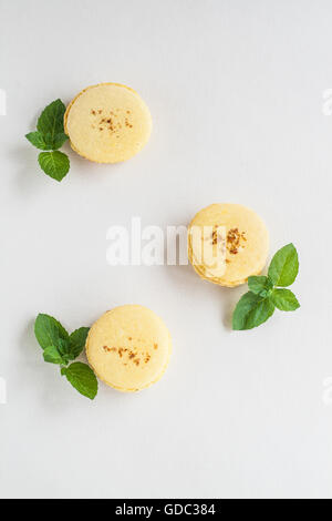 Fleur jaune et gâteaux macaron à la menthe. Banque D'Images