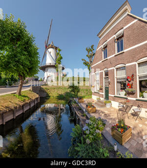 Willemstad, Noord-Brabant,Tower mill appelée d'Orangemolen Banque D'Images