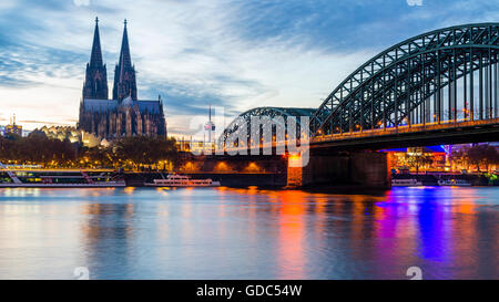 Rhin, la cathédrale de Cologne, Cologne,Hohenzollernbrücke,Rhénanie du Nord-Westphalie,Allemagne,en Europe Banque D'Images