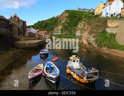 Les bateaux de pêche amarré jusqu'à Staithes Beck. Dans la région de Staithes, North Yorkshire, Angleterre. Banque D'Images