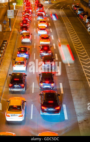 Véhicules automobiles,trafic,de l'heure de pointe,flou,feux de stop,Allemagne,europe,automobiles,Cologne,nuit, Rhénanie du Nord-Westphalie, Banque D'Images