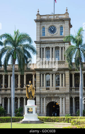 USA, Hawaii, Oahu, Honolulu, Statue du Roi Kamehameha au bâtiment de la cour suprême Banque D'Images