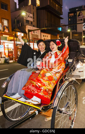 Le Japon, Honshu, Tokyo, Asakusa,couple en Rickshaw Banque D'Images