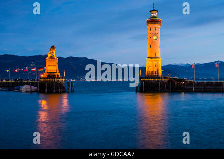 Harbour,Port,phare et lion bavarois bavarois,Lindau,Allemagne,l'Europe Banque D'Images