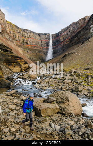 La Hengifoss cascade dans la vallée près de Fljotsdalur à Egilsstadir est de l'Islande. Banque D'Images