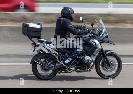 Motocycliste sur une moto BMW Banque D'Images
