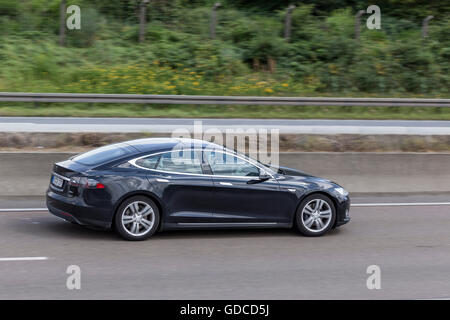 Tesla Model S sur l'autoroute Banque D'Images