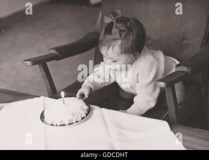 Fille d'un an avec le gâteau d'anniversaire Banque D'Images