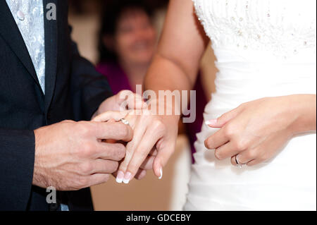 Mariage, mettre la bague sur Banque D'Images