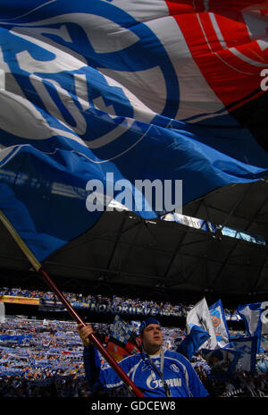 Drapeau Schalke-waver devant le ventilateur block, Allemand Soccer League, saison 2010-2011, 6. tour, le FC Schalke 04 - Borussia Banque D'Images