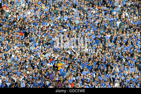 Masses de fans dans le bloc ventilateur allemand, Ligue de football, saison 2010-2011, 6. tour, le FC Schalke 04 - Borussia Moenchengladbach 2-2 Banque D'Images