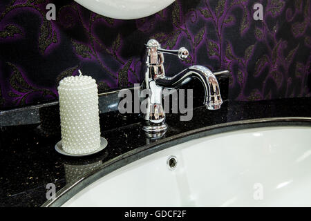 Classic baignoire en céramique lavabo avec robinet chrome Banque D'Images