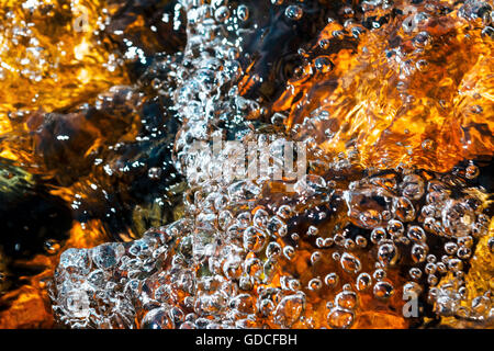 Taches de soleil, splash et ondulations sur l'eau de cours d'eau. La texture de la surface de l'eau Splash. Arrière-plan de l'eau Banque D'Images