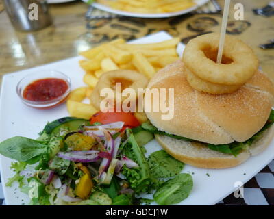 La prise d'un burger de boeuf savoureux dans un restaurant. Banque D'Images