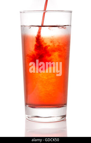 Verser le squash en verre de l'eau close up avec un fond blanc. Banque D'Images