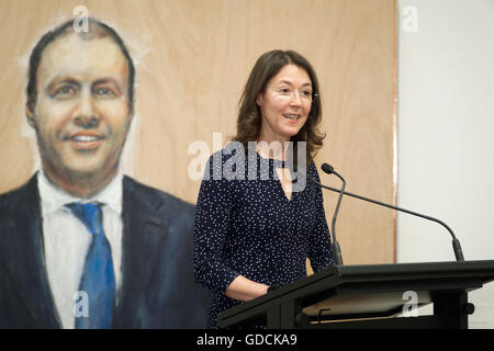L'Australie. 15 juillet, 2016. Artiste Louise Hearman parle aux médias après l'annonce de son prix de l'Archibald 2016 prix (100 000) avec son hyper-vrai portrait d'australien Barry Humphries iconique annoncé à la galerie d'Art de Nouvelle-Galles du Sud le 15 juillet 2016 à Sydney. © Hugh Peterswald/Pacific Press/Alamy Live News Banque D'Images