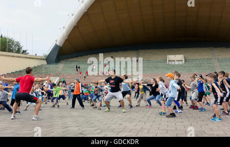 VILNIUS, LITUANIE - 17 juin 2016 : Messe du matin l'entraînement sportif des jeunes enfants - les athlètes dans le parc Vingis central city. Un Banque D'Images