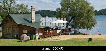 VILNIUS, LITUANIE - 15 juin 2016 : Rural baignoire et la bière pub sur la plage de sable de l'Vilnoja (vagues) lac du monde des pierres P Banque D'Images