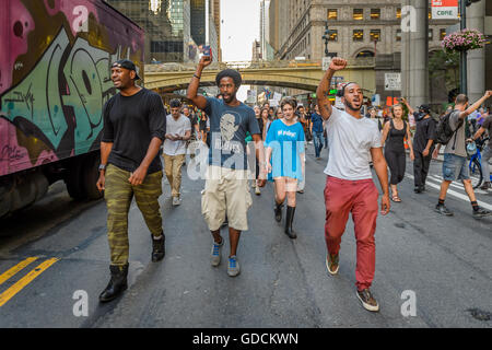 New York, États-Unis. 14 juillet, 2016. Marquant le 10e jour de manifestations depuis l'assassinat de petite Delrawn, Alton Sterling et Philando Castille par les agents de police du New York City Black vit Question mouvement est un appel pour l'abolition de la police. Une centaine de personnes ont participé à 5 minutes de die-in à la gare Grand Central suivie d'une marche sur la 42e rue, l'arrêt du trafic pour plusieurs blocs. Crédit : Erik McGregor/Pacific Press/Alamy Live News Banque D'Images