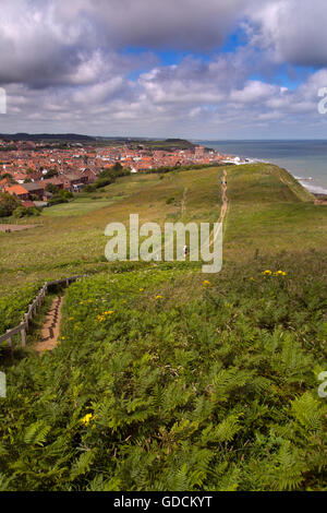 Sur le chemin côtier Beeston hill avec Sheringham dans la distance North Norfolk Banque D'Images