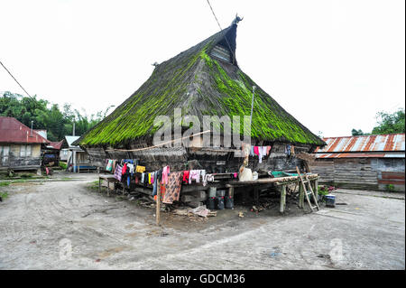 Traditionnelle maison Batak ethniques dans la partie nord de Sumatra, en Indonésie. L'acronyme de Batak les groupes ethniques vivant dans le nord Banque D'Images