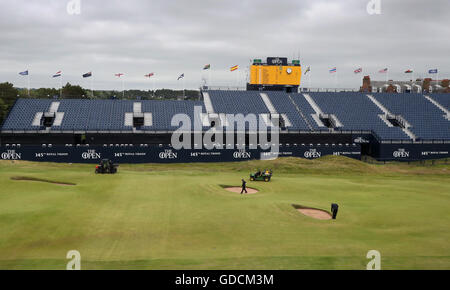 Le personnel au sol préparer le cours sur le 18e jour au cours de deux de l'Open Championship 2016 au Royal Troon Golf Club, South Ayrshire. Banque D'Images