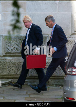 Secrétaire des affaires étrangères Boris Johnson (à gauche) arrive à l'Office des étrangers à Westminster, Londres, au moins 84 personnes, dont plusieurs enfants, sont morts après un attentat terroriste conduit un camion au travers des foules célébrant le jour de la Bastille à Nice. Banque D'Images