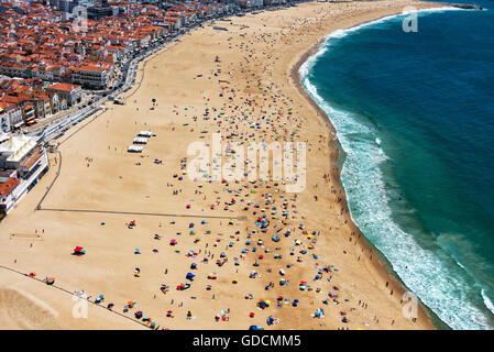 Au-dessus de la plage avec de nombreux parasols et des personnes, Caldas da Rainha Portugal Banque D'Images