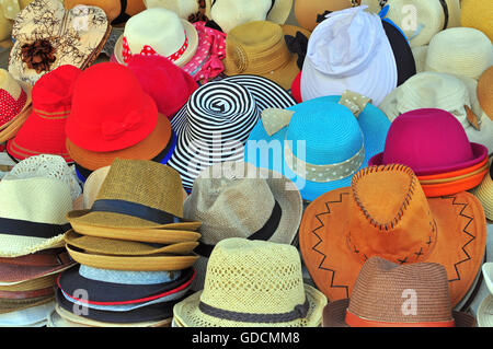 Variété de chapeaux dans le marché Banque D'Images