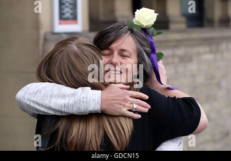 En deuil hug en Batley, West Yorkshire, en avant des funérailles de MP du travail Jo Cox. Banque D'Images