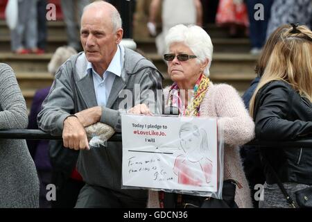 En deuil en Batley, West Yorkshire, en avant des funérailles de MP du travail Jo Cox. Banque D'Images