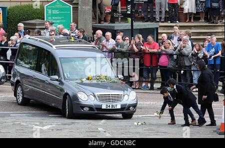 Congé de deuil roses avant le cercueil de MP du travail Jo Cox passe en Batley, West Yorkshire, en avant de son service funéraire privé. Banque D'Images