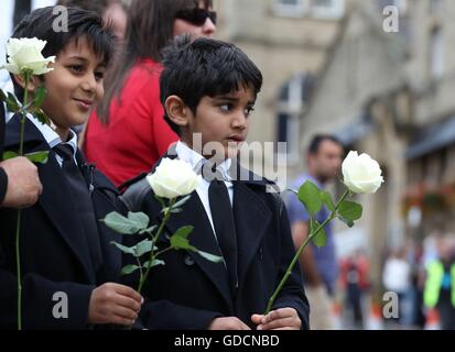 Maintenez en deuil roses avant le cercueil de MP du travail Jo Cox passe en Batley, West Yorkshire, en avant de son service funéraire privé. Banque D'Images