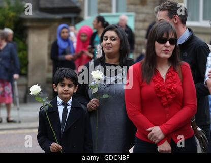 Maintenez en deuil roses avant le cercueil de MP du travail Jo Cox passe en Batley, West Yorkshire, en avant de son service funéraire privé. Banque D'Images