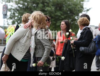 En deuil après l'accolade de Coffin MP DU TRAVAIL Jo Cox adoptée en Batley, West Yorkshire, en avant de son service funéraire privé. Banque D'Images