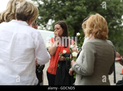 Regard sur le deuil après cercueil du travail MP Jo Cox adoptée en Batley, West Yorkshire, en avant de son service funéraire privé. Banque D'Images