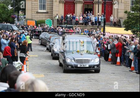 Jeter des fleurs et applaudir en deuil comme le cercueil de MP du travail Jo Cox passe en Batley, West Yorkshire, en avant de son service funéraire privé. Banque D'Images